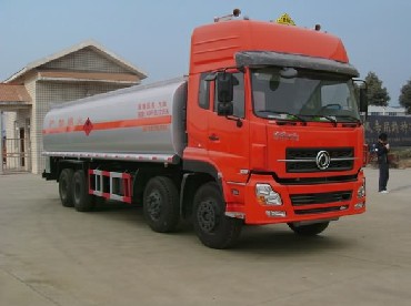 東風天龍前四后八運油車